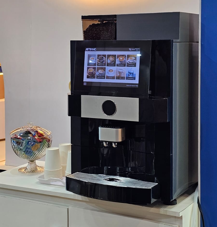 Máquina de café profissional em espaço de evento