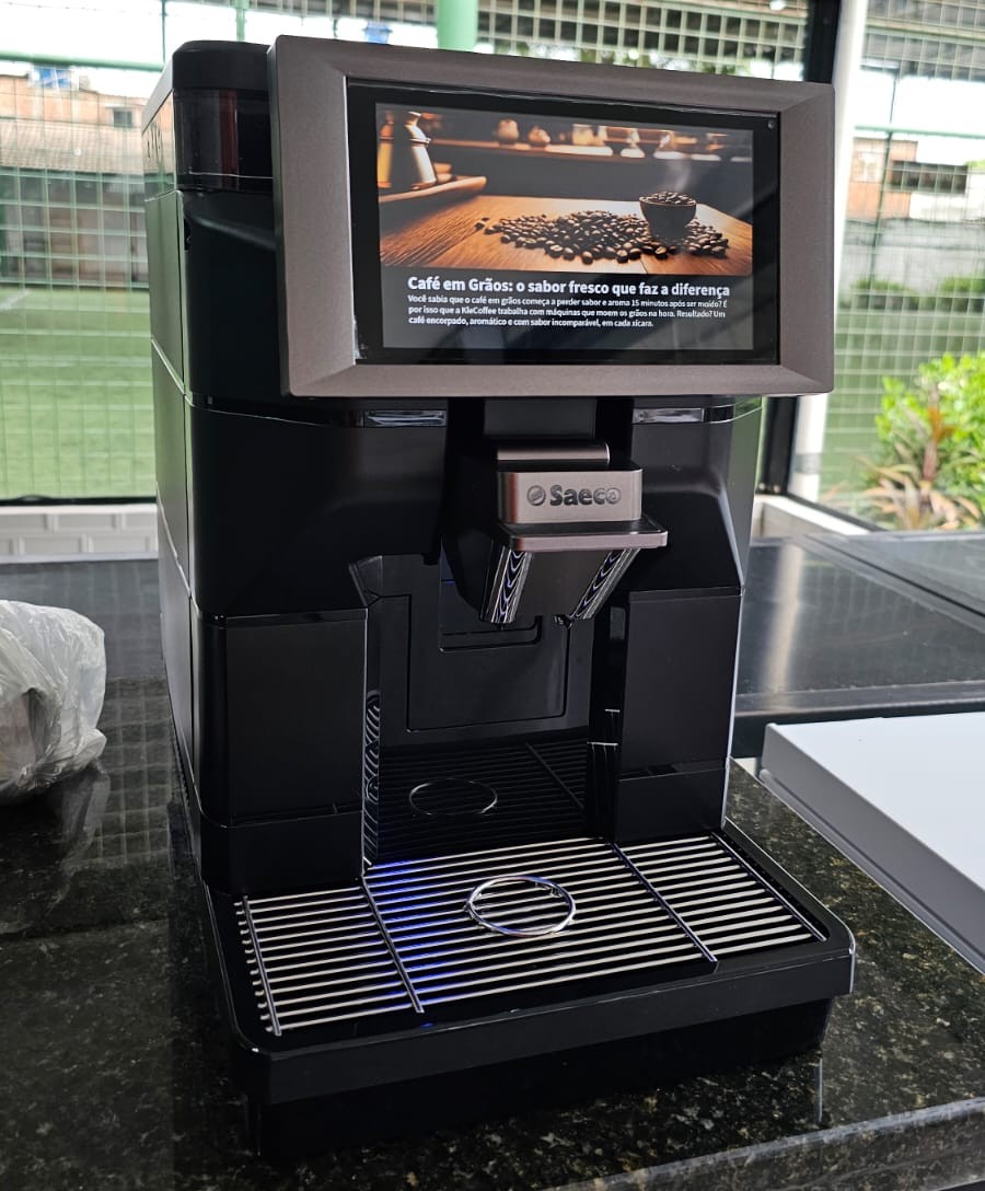 Máquina de café Saeco em ambiente de evento corporativo
